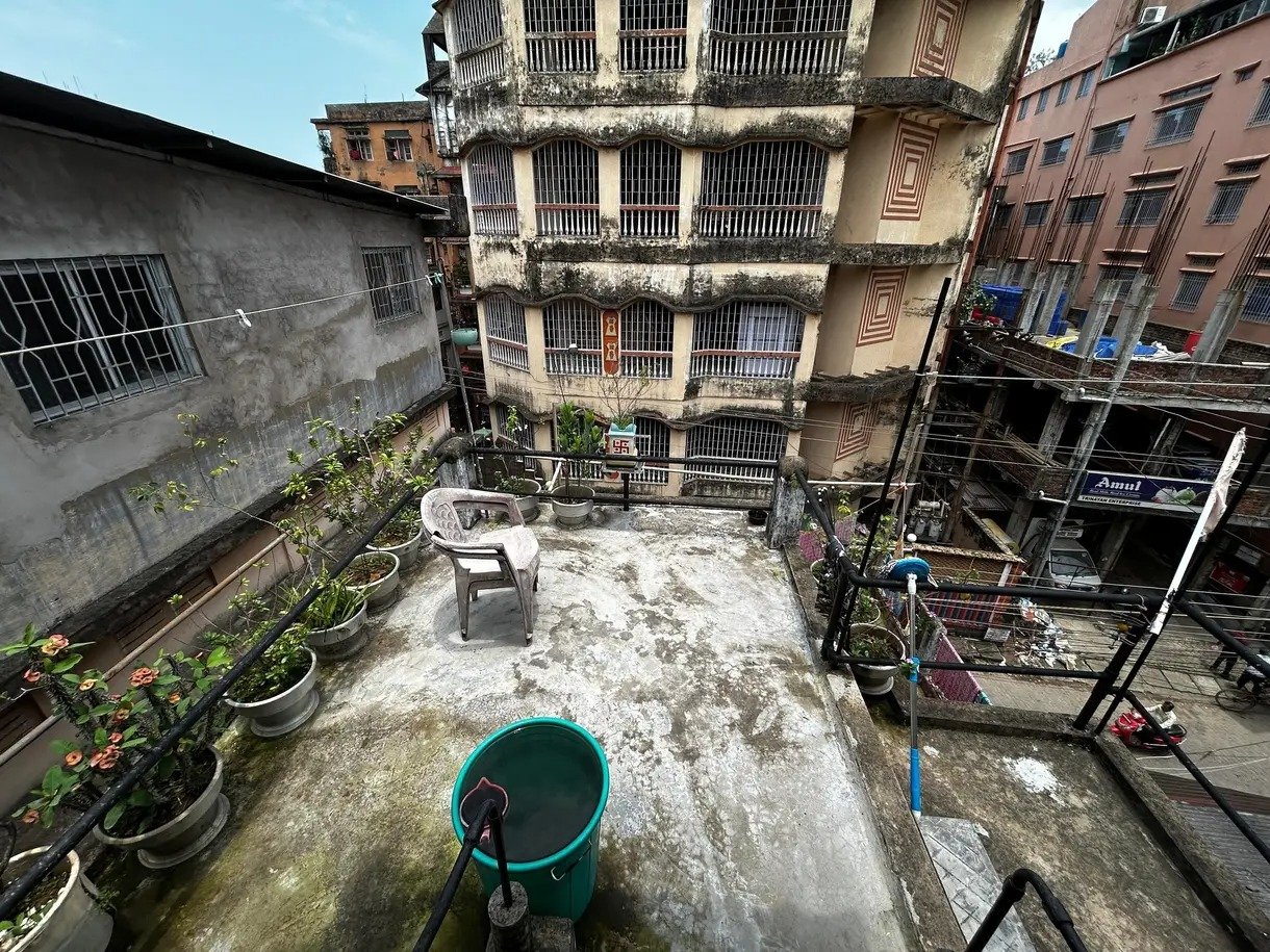 3bk flat with 2 bathroom plus a road side balcony for sale at prime location
