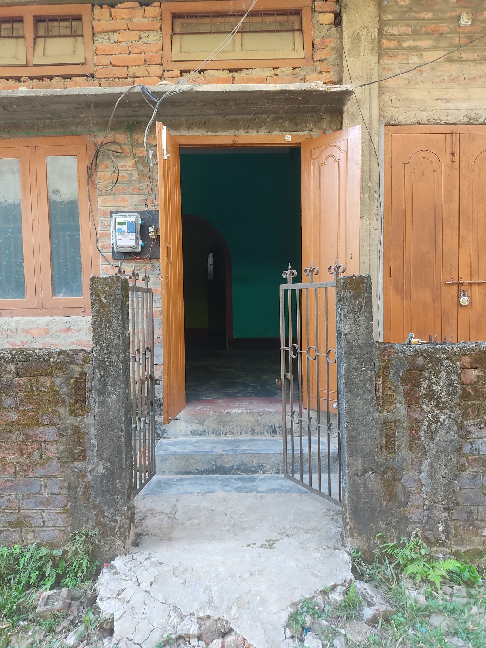 2 room available 1 for family 1 for godown or office