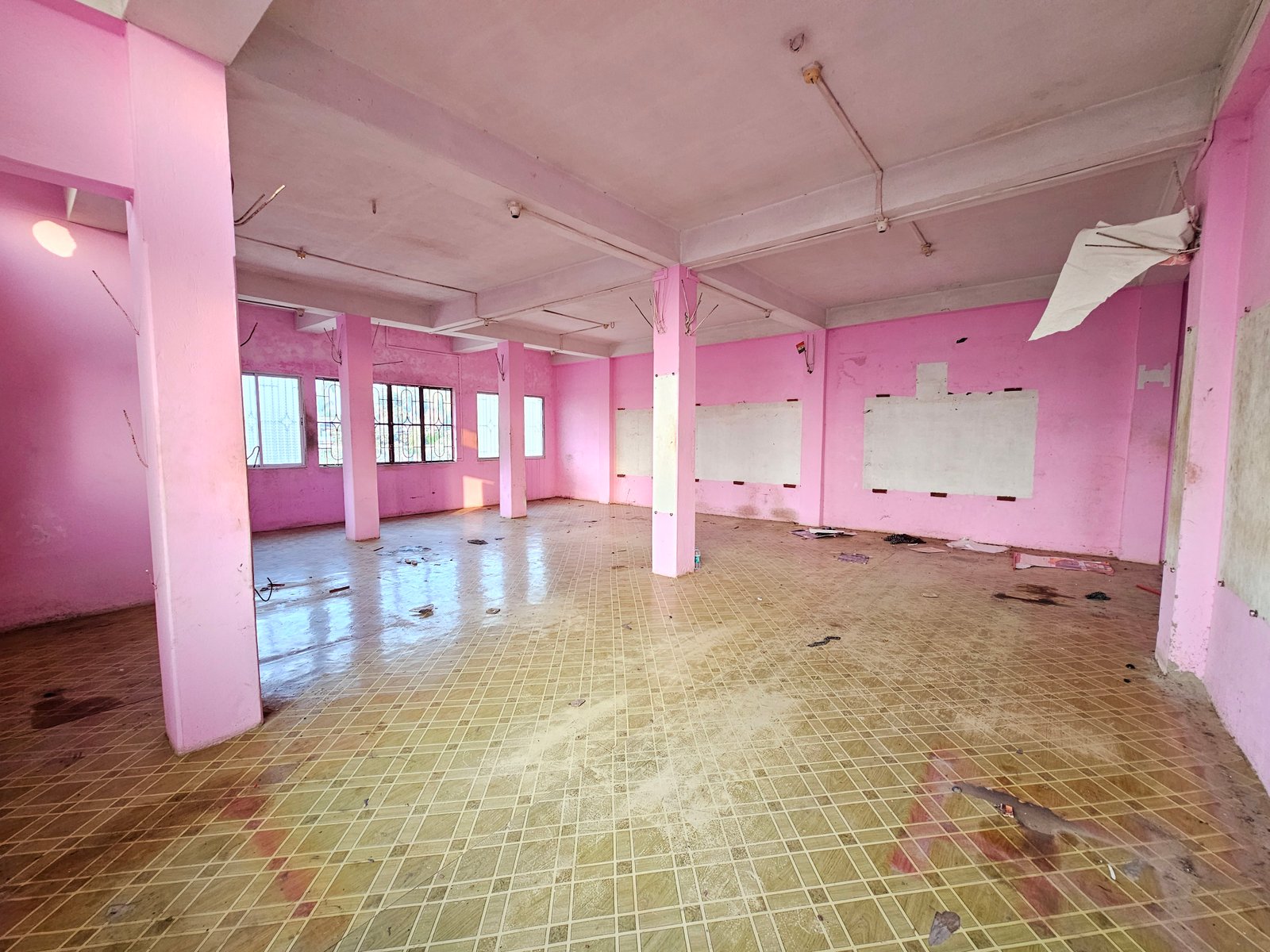 Ready to use 2nd floor for rent at college road near gurucharan college