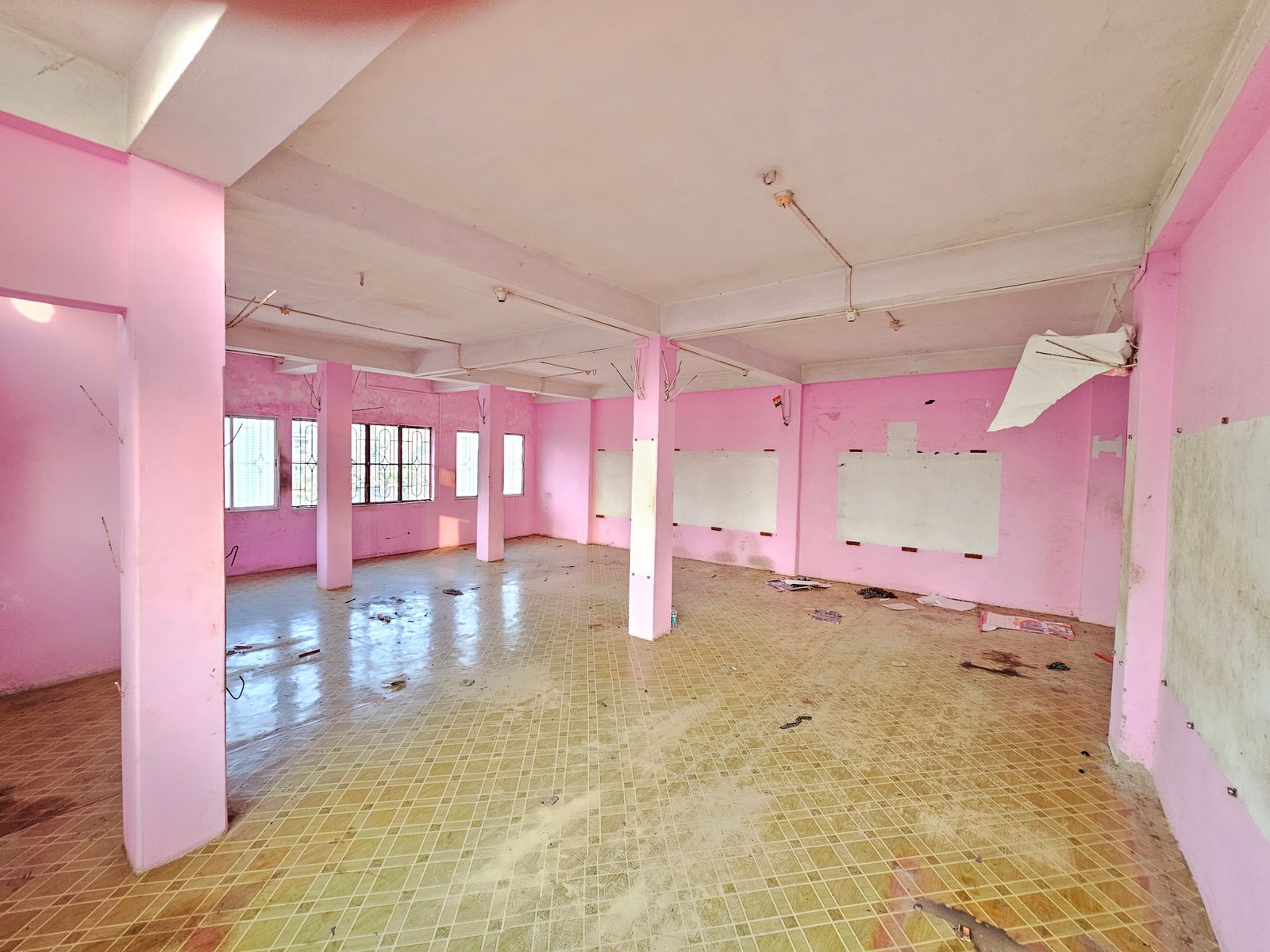 Ready to use 2nd floor for rent at college road near gurucharan college